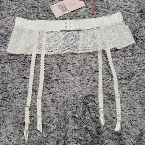 Stella McCartney Ophelia Whistling Garter Belt - Picture 4 of 7